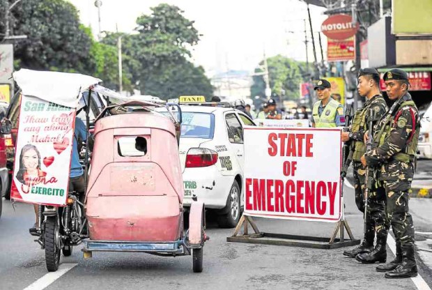 SIGN OF THE TIMES A checkpoint along Granada Street, Quezon City,  manned by the police and Army personnel, reminds the public of the country’s alert status since the Sept. 2 Davao City bombing. Lyn Rillon 