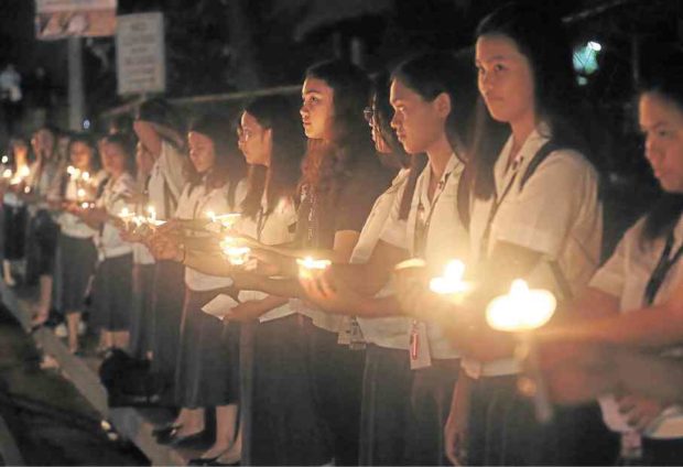  STUDENTS lit candles for peace on Katipunan Avenue, Quezon City, as they urge President Duterte to stop extrajudicial killings. GRIG C. MONTEGRANDE 