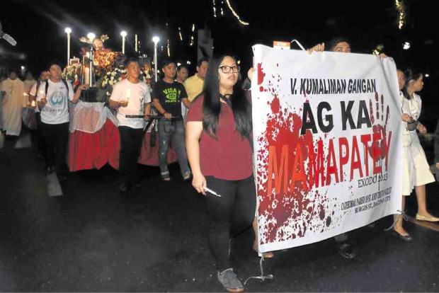 PARISHIONERS, members of the Philippine National Police, priests and nuns and families of victims join the candlelight procession along Dagupan City streets on Sept. 14, after a Mass offered for the hundreds who were killed in the drug war.  WILLIE LOMIBAO/INQUIRER NORTHERN LUZON 