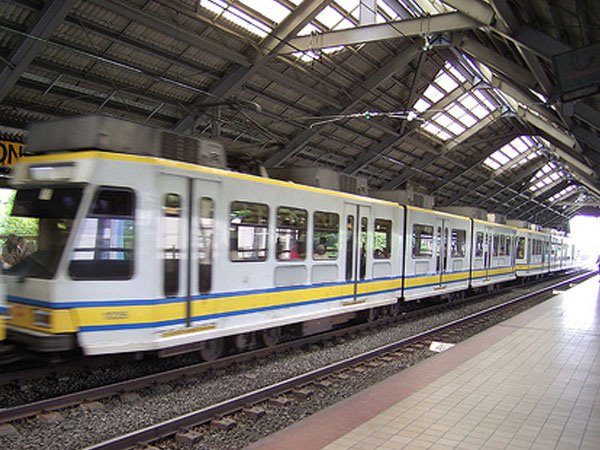 A man is hurt after jumping onto LRT-1 tracks