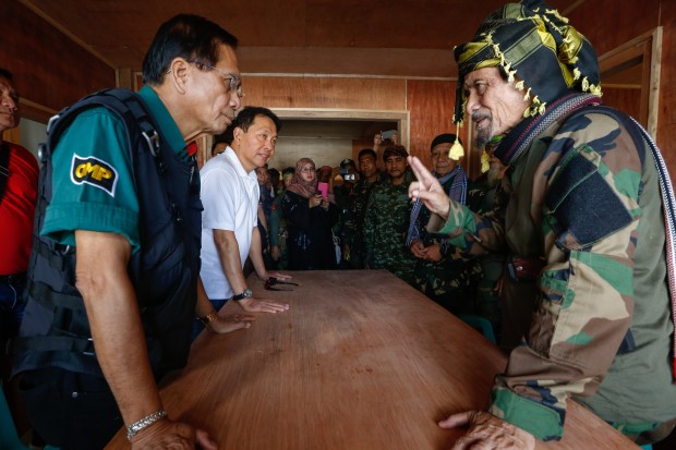 Presidential Peace Adviser Jesus Dureza discusses with Moro National Liberation Front (MNLF) Chairman Nur Misuari during a hand-over ceremony in Jolo, Sulu. A Norwegian and three Indonesian seamen held hostage by the Abu Sayyaf Group are turned over by the MNLF to the government envoy on September 18.  SIMEON CELI/ PPD