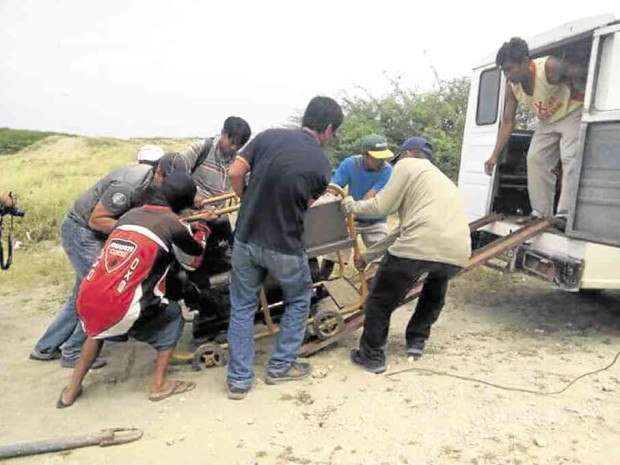 POLICEMEN and environment officials of Ilocos Norte uncover three dig sites operated by treasure hunters at coral rock formations near the popular Paoay sand dunes. LEILANIE ADRIANO/INQUIRER NORTHERN LUZON