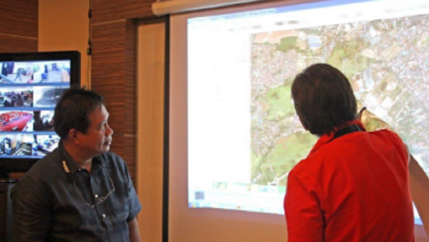 Cabuyao Cabuyao City Mayor Mel Gecolea and Sta. Rosa City Mayor Dan Fernandez discuss the "friendship" road project.