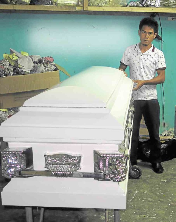 A COFFIN is prepared for one of the four residents of Quezon province whose remains were found days after they went missing following a police antidrug operation in the town of Calauag. DELFIN T. MALLARI JR./INQUIRER SOUTHERN LUZON