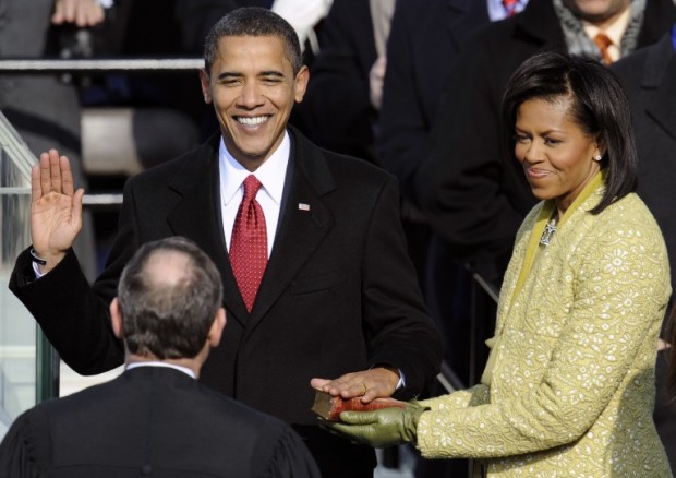 (FILES) This file photo taken on January 20, 2009 shows Barack Obama sworn in as the 44th US president by Supreme Court Chief Justice John Roberts in Washington, DC. / AFP PHOTO / TIMOTHY A. CLARY