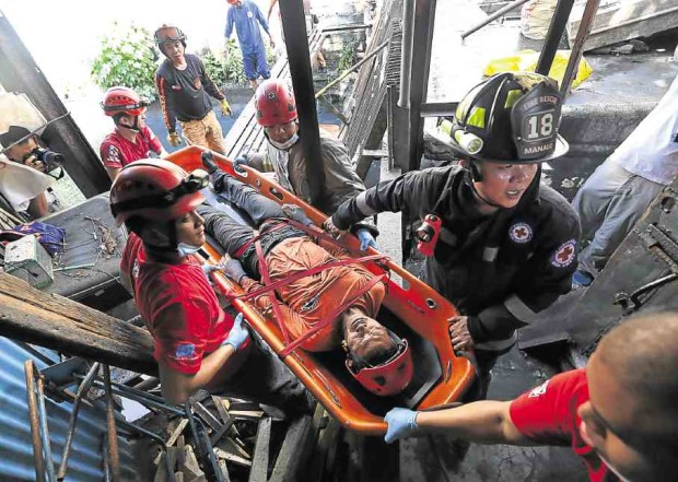ESTERO EMERGENCY Rescuers pull out one of the injured at Estero de Balete in Ermita, Manila, on Saturday. MARIANNE BERMUDEZ