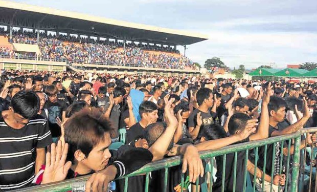 CONFESSED drug users and pushers gather in Pampanga province during a recent mass surrender ceremony in the government’s antidrug campaign. TONETTE OREJAS / Inquirer Central Luzon