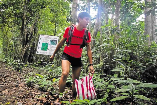  NATURE’S CLEANER George Javier collects garbage left by hikers and visitors of Mt. Makiling and educates them on forest conservation.  —KIMMY BARAOIDAN 