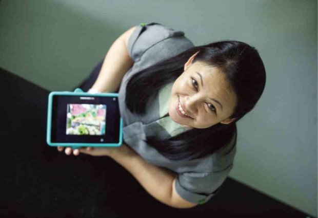 Winona Diola was recently named one of Metrobank Foundation’s Ten Outstanding Teachers for promoting the use of mobile devices as a learning tool.