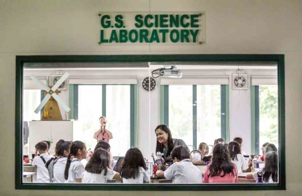 The tech-savvy science teacher makes lab work fun at De La Salle Zobel School in Muntinlupa City. —PHOTOS BY LYN RILLON
