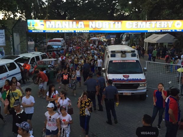 1)Visitors at the Manila North Cemetery number at around 250,000 on Monday afternoon, police data said. On Sunday, the number was around 100,000. More are expected to come on Tuesday, All Saints’ Day. ALL PHOTOS BY TETCH TORRES-TUPAS 