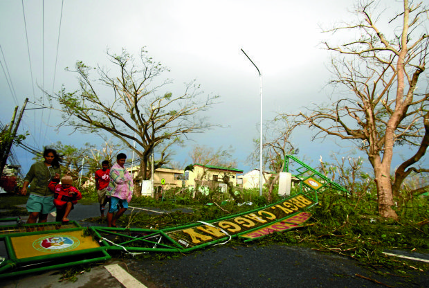 AFTERMATH SUPERTYPHOON LAWIN / OCTOBER 20, 2016Fallen trees and marker of Brgy. Caggay due to strong winds of Supertyphoon Lawin along Maharlika Highway in Tuguegarao, Cagayan.INQUIRER PHOTO / RICHARD A. REYES
