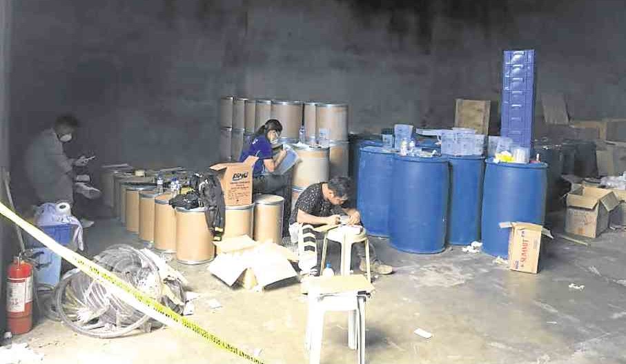 Policemen and antinarcotics agents conduct an inventory of materials and equipment found in a “shabu” laboratory in Cauayan City. —VILLAMOR VISAYA JR.
