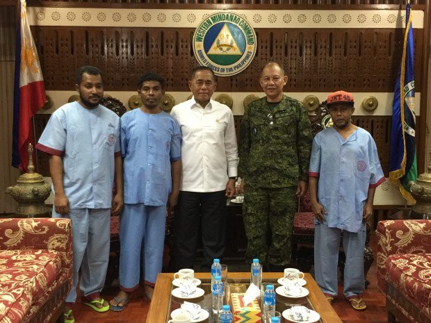 Indonesians Lorens Koten, Arakian Emmanuel and Theodorus Kopong (right) pose with Indonesian Defense Minister Ryamizard Ryacudu (third from left) and Lt. Gen. Mayoralgo de la Cruz on Sept. 18 after their release from captivity by the Abu Sayyaf Group. JULIE ALIPALA/ INQUIRER MINDANAO