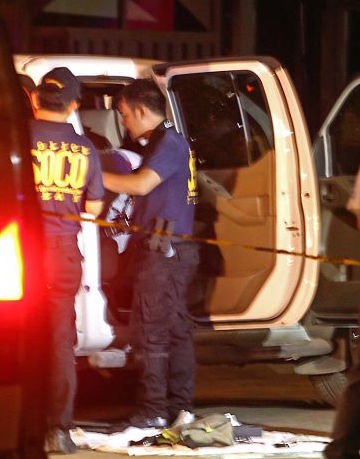 Fatal drug bust:  Crime scene investigators inspect a scene of a shootout between cops and drug suspects (CDN FILE PHOTO/ LITO TECSON)