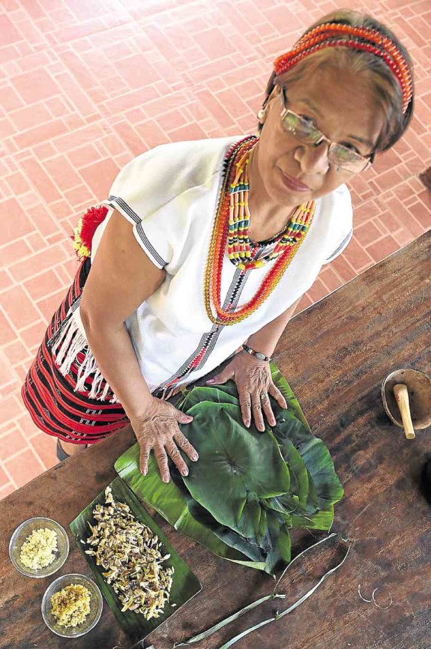 Lucia Martin prepares "inutum" (stuffed gabi leaves). —PHOTOS BY EV ESPIRITU