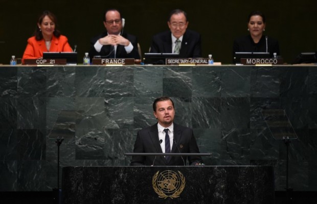 UN Messener of Peace Leonardo Di Caprio addresses the United Nations Opening Ceremony of the High-Level Event for the Signature of the Paris Agreement April 22, 2016 in New York. / AFP PHOTO / JEWEL SAMAD