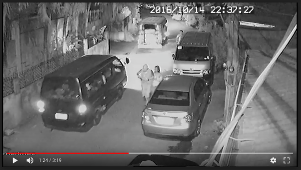 ROBBERY MURDER:  Screenshot 4 of a barangay CCTV footage shows suspects Reynaldo Clave and Marvin Bernardo walking away after stabbing  18-year-old student Nick Russel Oniot on Oct. 14, 2016. (SCREENSHOT COURTESY OF TAGUIG CITY POLICE)