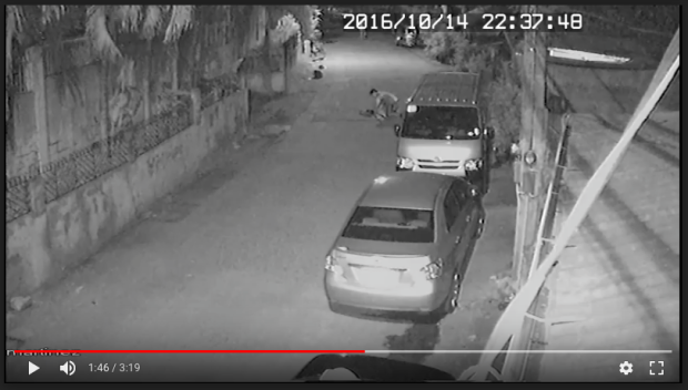 ROBBERY MURDER: Screenshot 6 of a barangay CCTV footage from Taguig City shows 18-year-old Nick Russel Oniot kneeling to the ground as he bleeds after being stabbed by two robbers on Oct. 14, 2016. (SCREENSHOT COURTESY OF TAGUIG CITY POLICE)