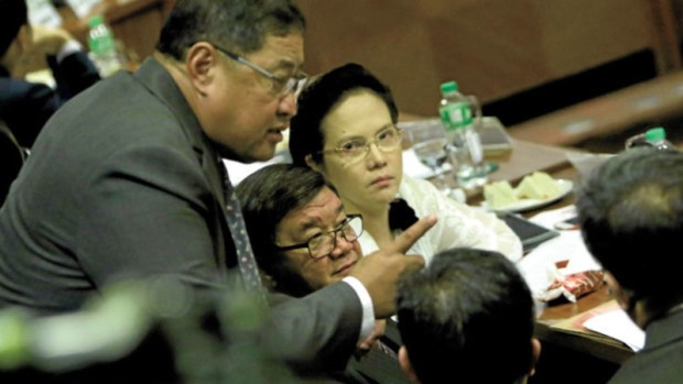 HOUSE HUDDLE Rep. Reynaldo Umali (left), chair of the House committee on justice, confers with Justice Secretary Vitaliano Aguirre and Public Attorneys Office chief Persida Acosta during the congressional hearing on drug trafficking activities at New Bilibid Prison. RICHARD A. REYES/Philippine Daily Inquirer