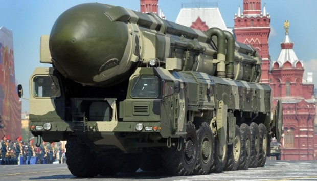 (FILES) This file photo taken on May 9, 2009 of a Russian Topol-M intercontinental ballistic missile driving through Red Square in Moscow in commemoration of the end of WWII. On March 26, 2010 the new US-Russia nuclear pact establishes a "legally-binding" linkage between offensive strategic weapons and missile defence systems, the Kremlin said. Russia and the United States announced on March 26 that they had sealed a new nuclear disarmament accord after months of protracted negotiations to replace the START treaty. AFP PHOTO / DMITRY KOSTYUKOV  / AFP PHOTO / DMITRY KOSTYUKOV