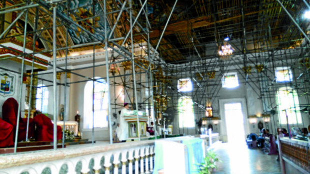 Bishop Leonardo Medroso exhorts Boholanos to remain strong, from under the repair scaffolding in St. Joseph theWorker Cathedral. —LEO UDTOHAN