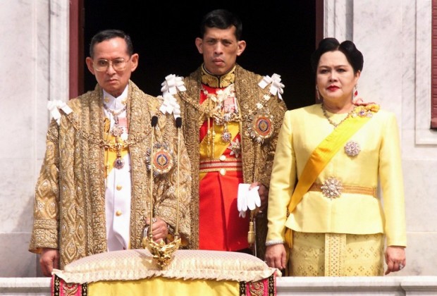 (FILES) This file photo taken on December 05, 1999 shows (L-R) Thai King Bhumibol Adulyadej, Crown Prince Maha Vajiralongkorn and Queen Sirikit appearing at a balcony of Anantasamakom Throne Hall in Bangkok to mark the King's birthday. Crown Prince Maha Vajiralongkorn will succeed his father, Thailand's junta chief said on October 13, 2016, following the death of King Bhumibol Adulyadej after a long battle with ill health.  / AFP PHOTO / PORNCHAI KITTIWONGSAKUL