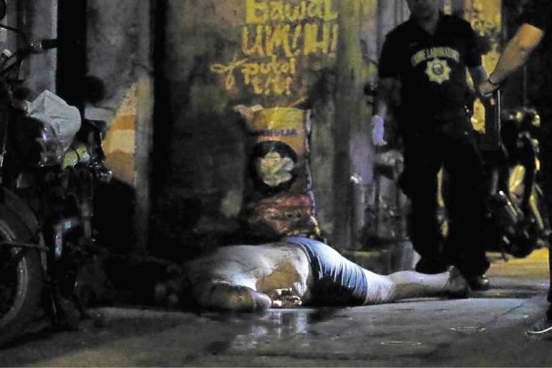 Ranilo Maydan Jr.’s bullet-riddled body lies in front of his house in Caloocan City, minutes after he was shot on suspicion of being a drug pusher. —RAFFY LERMA