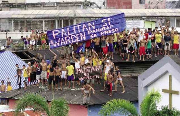 HEIGHT OF PROTEST Manila City Jail inmates climb onto the roof of their dormitories to call for the warden’s ouster through a noise barrage on Thursday morning. —RICHARD A. REYES