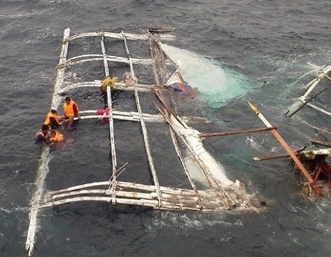 An example of a capsized motorized banca (INQUIRER FILE PHOTO/ JHUNNEX NAPALLACAN)