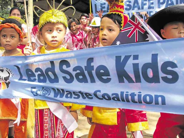 Lead-free kids kick off a countdown to the Dec. 31 deadline for the phaseout of lead-tainted paint at the Quezon Memorial Circle on Sunday. —contributed photo