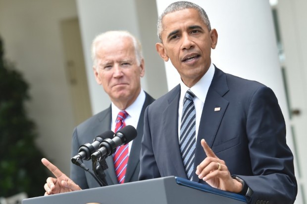 US President Barack Obama (R) together with Vice President Joe Biden (L) addresses, for the first time publicly, the shock election of Donald Trump as his successor, on November 9, 2016 at the White House in Washnigton, D.C. Throughout the two-year-long election campaign, Obama has repeated a mantra that he will do all he can to ensure the peaceful transition of power. / AFP PHOTO / Nicholas Kamm