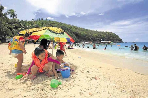 Children enjoy the beach at Puting Buhangin in Pagbilao, Quezon. —DELFIN T. MALLARI JR.
