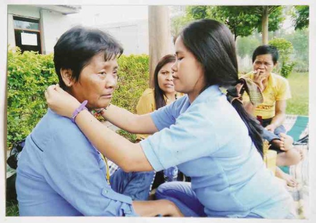 Mary Jane Veloso (right) gives her mother, Celia, a necklace when the latter visited her in an  Indonesian prison in 2015. PHOTO COURTESY OF VELOSO FAMILY