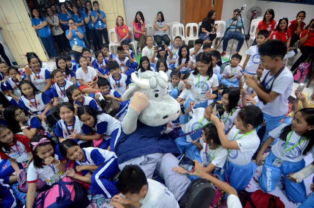 Inquirer mascot Guyito has a grand time with the kids at the Read-Along Festival.