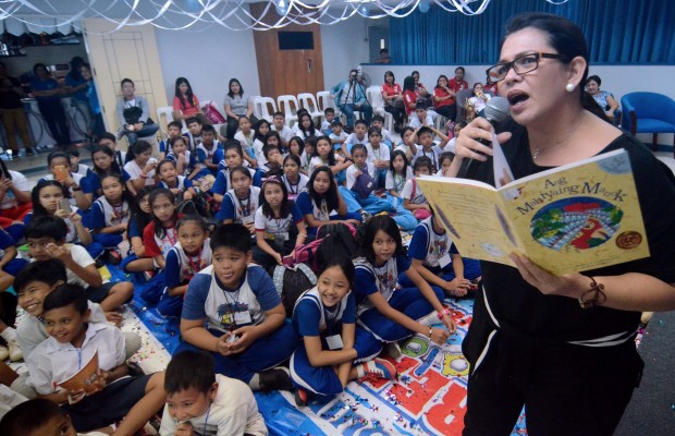 Award-winning actress Lotlot de Leon reads "Ang Mahiyaing Manok" during the afternoon session of the 6th Inquirer Read-Along Festival on Friday.—PHOTOS BY ARNOLD ALMACEN