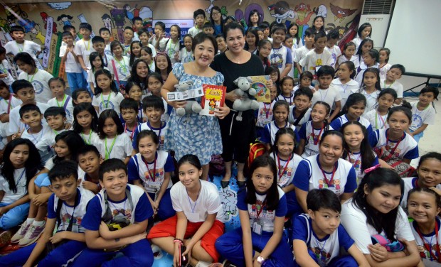 De Leon and veteran Read-Along storyteller Dyali Justo pose with the kids after the reading session.