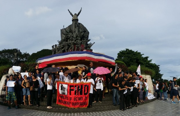 Protesters at People Power monument chant "Marcos diktador, di bayani!" and sing "Marcos, Marcos magnanakaw!" Photo by Jaymee Gamil/INQUIRER