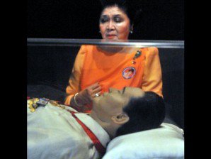 Imelda Marcos views Ferdinand Marcos in a glass coffin. (AFP FILE PHOTO)