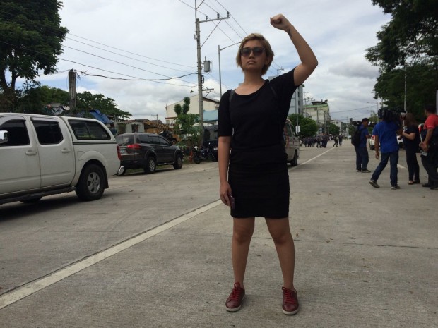 Nicole Aliasas, a marketing associate, is the first protester to arrive at the Libingan ng mga Bayani as former president Ferdinand Marcos was being transferred. Photo by Lyn Rillon/INQUIRER