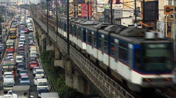 MRT-3 suffers 2nd glitch on Sunday afternoon, unloads 350 passengers