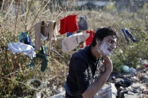 Migrant in Serbia shaving