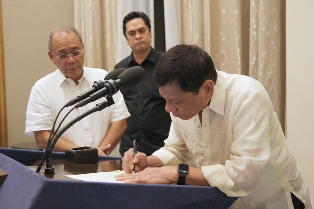President Rodrigo Duterte signs the executive order operationalizing freedom of information in the executive branch on July 24, 2016. (Photo from Malacañang Presidential Communications Operations Office)