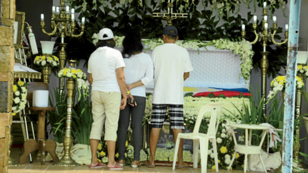 MAYOR’S WAKE Residents of Albuera town in Leyte province, pay their respects to theirmayor, Rolando Espinosa Sr., who was killed under doubtful circumstances by police officers inside the Baybay jail. —ROBERT DEJON