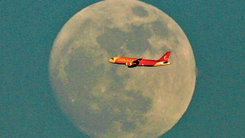 SKY SPECTACLE With a flying airplane in the foreground, the supermoon appeared from the east at 4:56:24 p.m. on Sunday in Makati City. Today, the full moon, called supermoon, will be closest to Earth since Jan. 26, 1948. The next time it will be closer will be on Nov. 25, 2034. —EDWIN BACASMAS