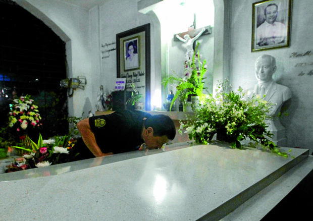 DUTERTEMAUSOLEUM President Duterte pays respects to his departed parents in the family mausoleum in Davao City. —MALACAÑANGPHOTO