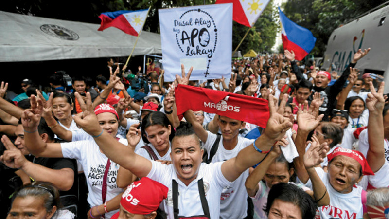 LOYALISTS’ RALLY Marcos supporters rejoice along Padre Faura Street after learning about the favorable decision of the Supreme Court on the burial of former President Ferdinand Marcos at Libingan ng mga Bayani. —LYN RILLON