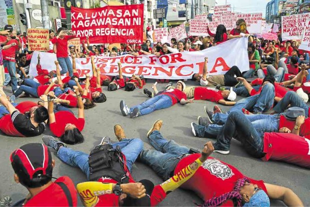 Supporters of detained Iligan City Mayor Celso Regencia take the next step in rallies insisting that the mayor is innocent of charges of conspiring to murder former legislator Vicente Belmonte in 2014. —JIGGER J. JERUSALEM