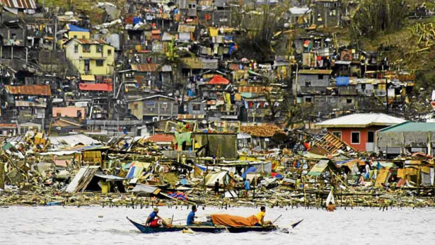 DESTRUCTION BY THE SEA Debris of houses made of light materials litter Tacloban port and bodies still float on the Leyte Gulf several days after Supertyphoon “Yolanda” struck the city in Leyte province in 2013. —MARCALVIC ESPLANA