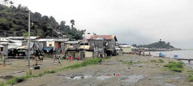 Makeshift houses remain in Barangay 66, Paseo de Legaspi District in Tacloban City, which had been declared a no-build zone after Supertyphoon “Yolanda” (international name: “Haiyan”) struck on Nov. 8, 2013. —JOEY GABIETA